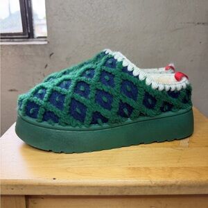 Cozy Fleece Lined Slippers Green Pattern Size 8 / EU 39